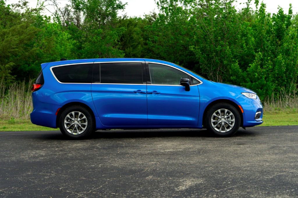 New 2026 Chrysler Pacifica Limited FWD image 5