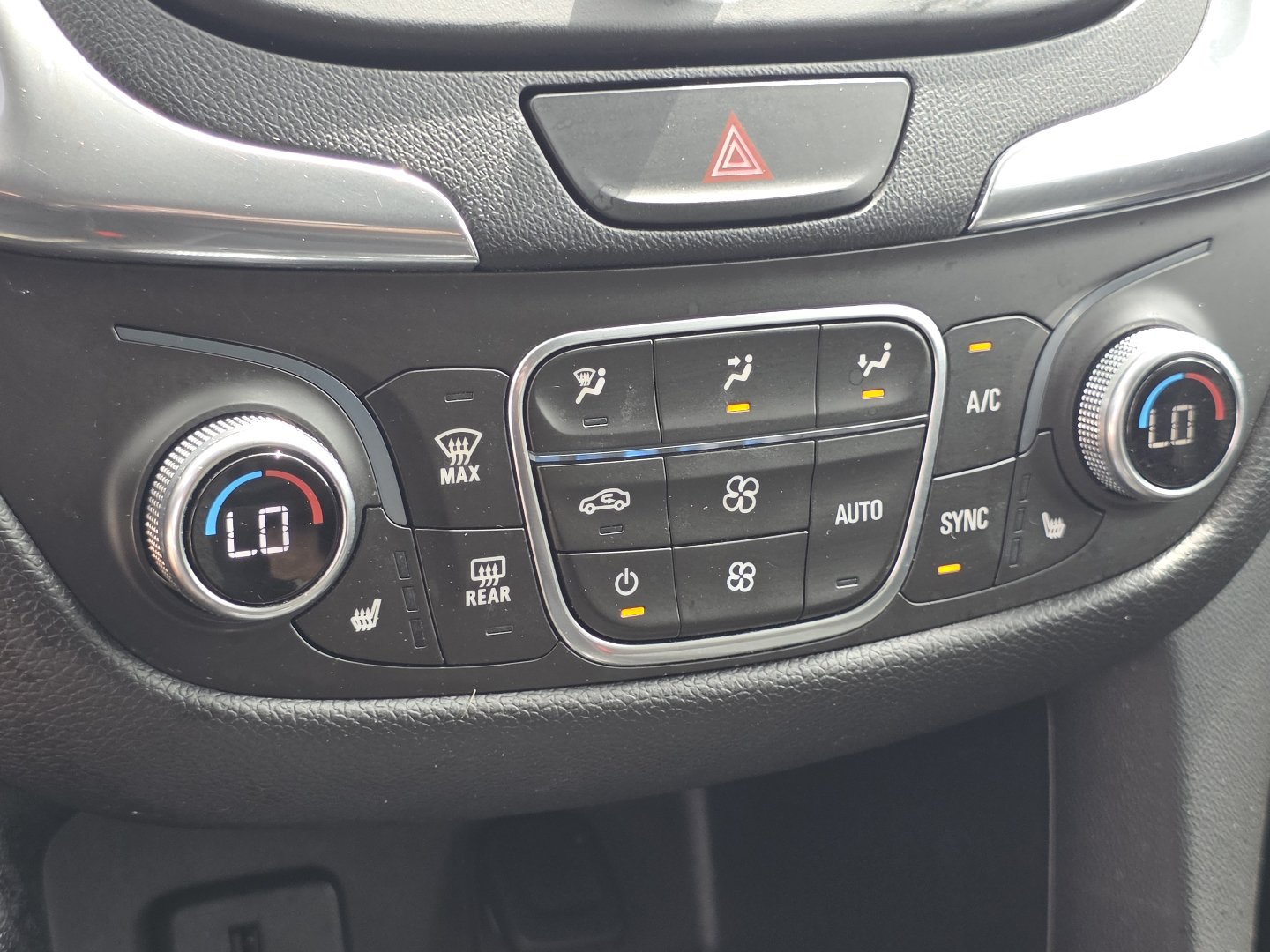 Used 2018 Chevrolet Equinox LT FWD image 6