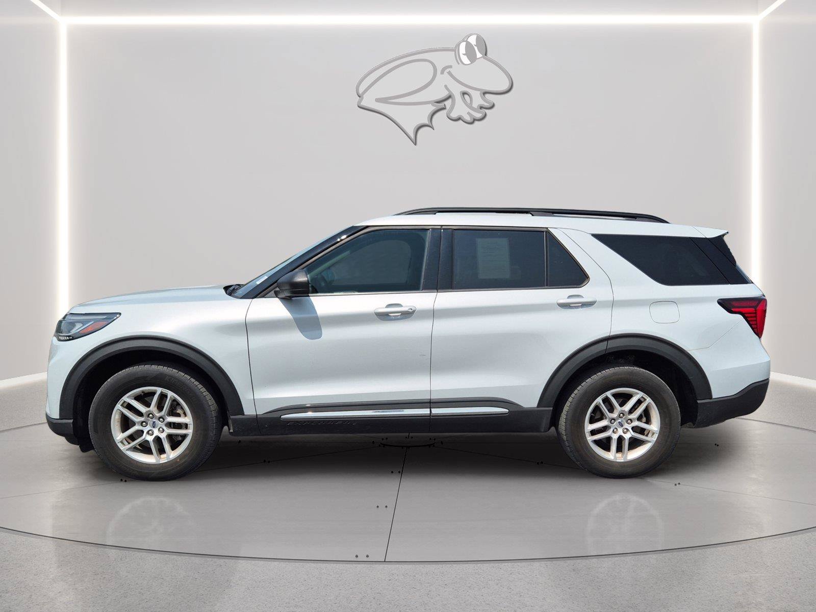 Used 2025 Ford Explorer Active AWD/4WD image 8