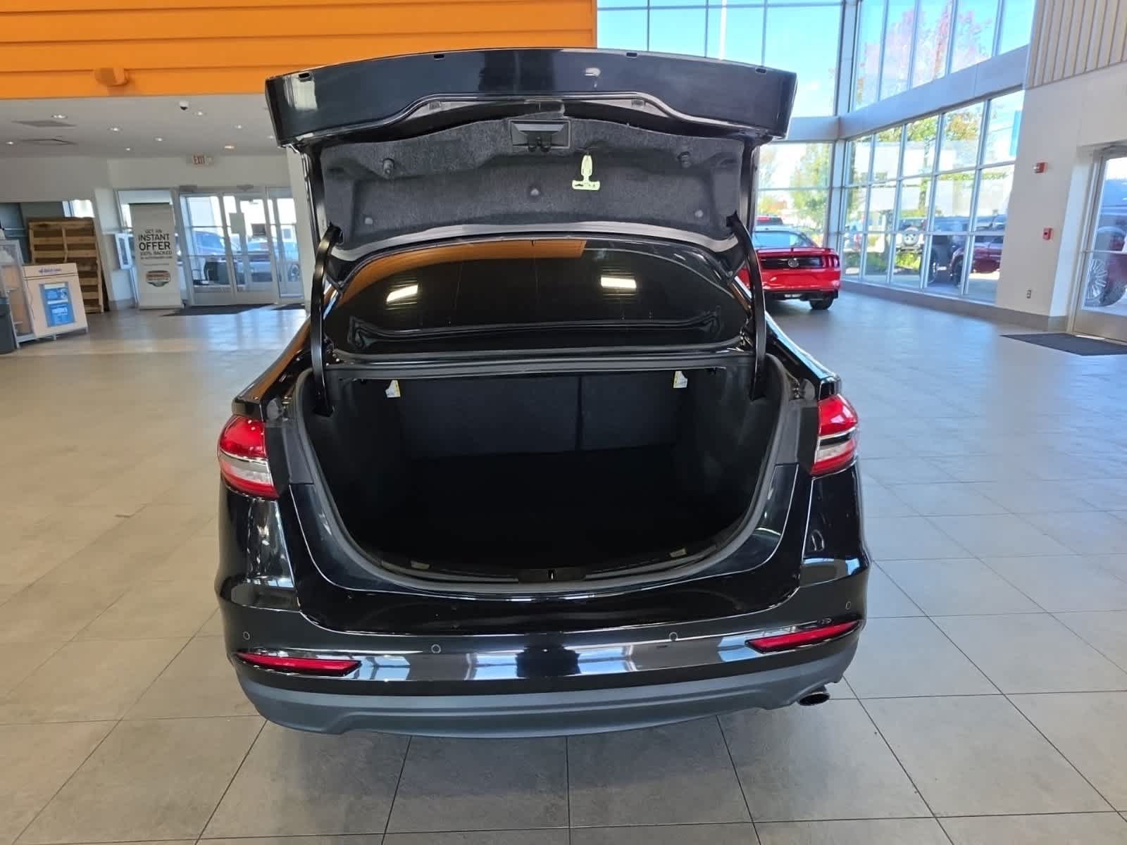 Used 2020 Ford Fusion SE FWD image 9