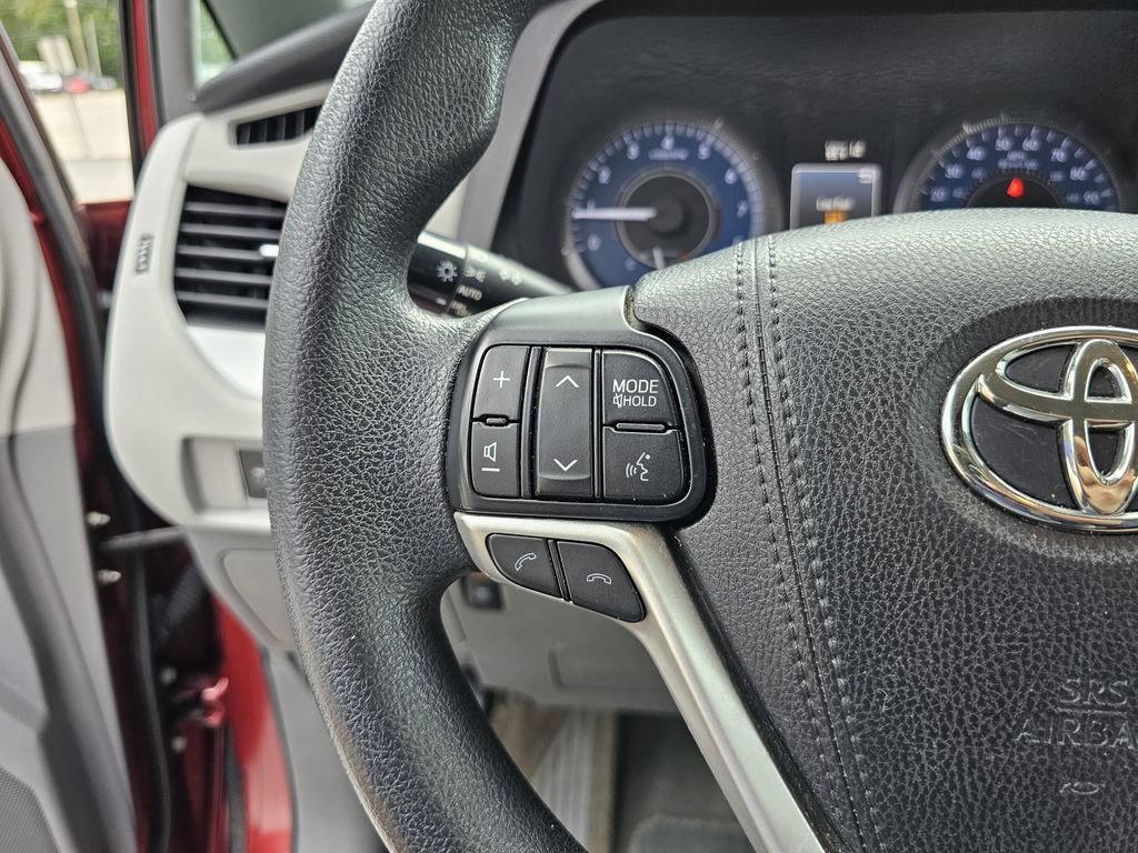Used 2018 Toyota Sienna LE FWD image 23