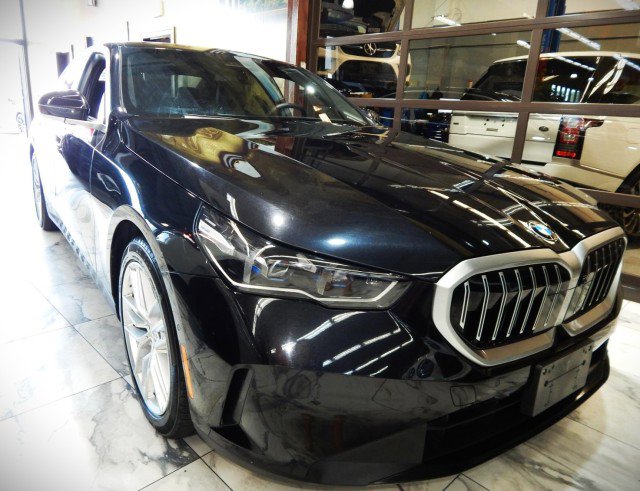 Used 2025 BMW 530i xDrive image 1