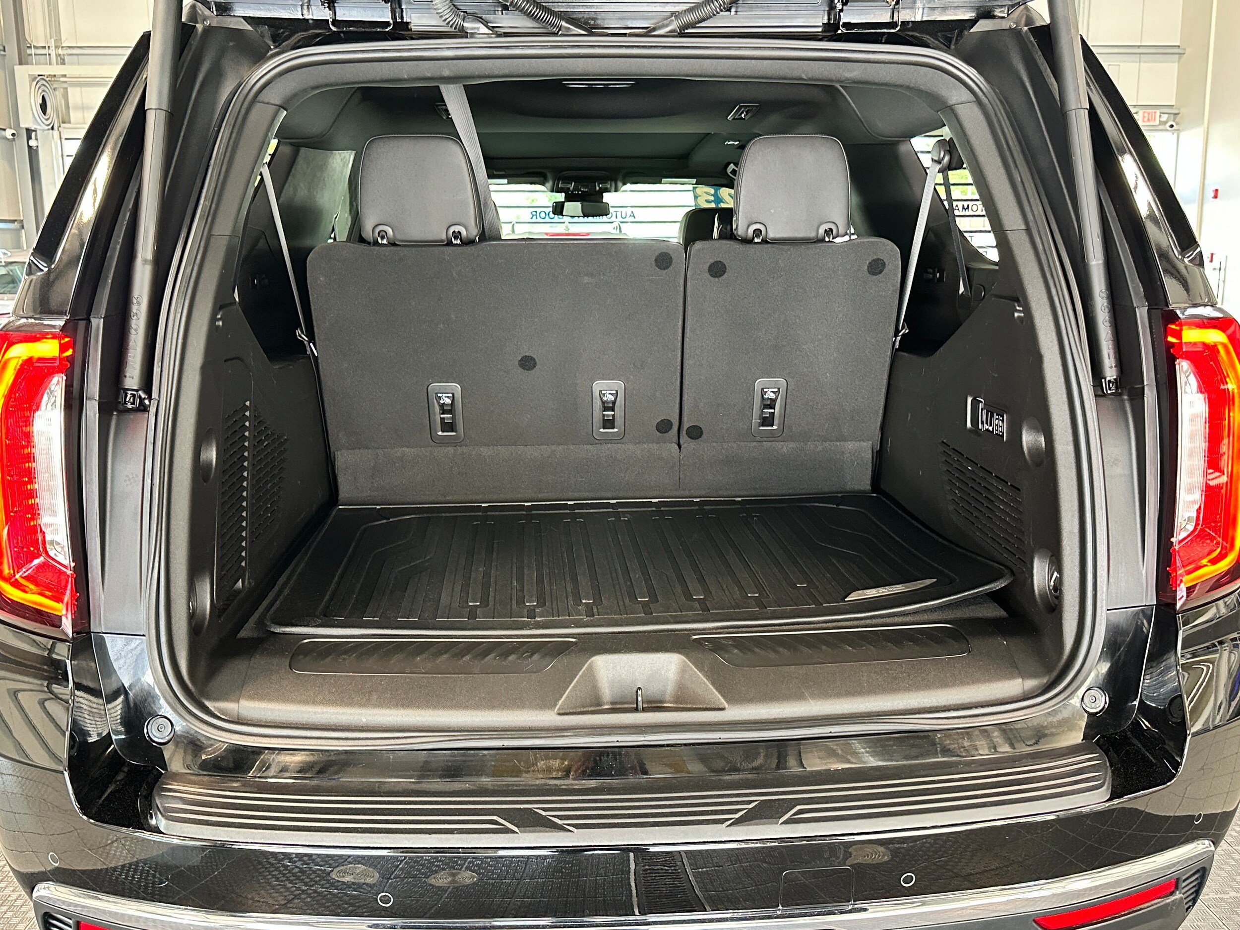 Used 2023 GMC Yukon XL SLT w/ SLT Premium Package AWD/4WD image 5