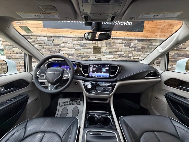 Used 2022 Chrysler Pacifica Limited FWD image 16
