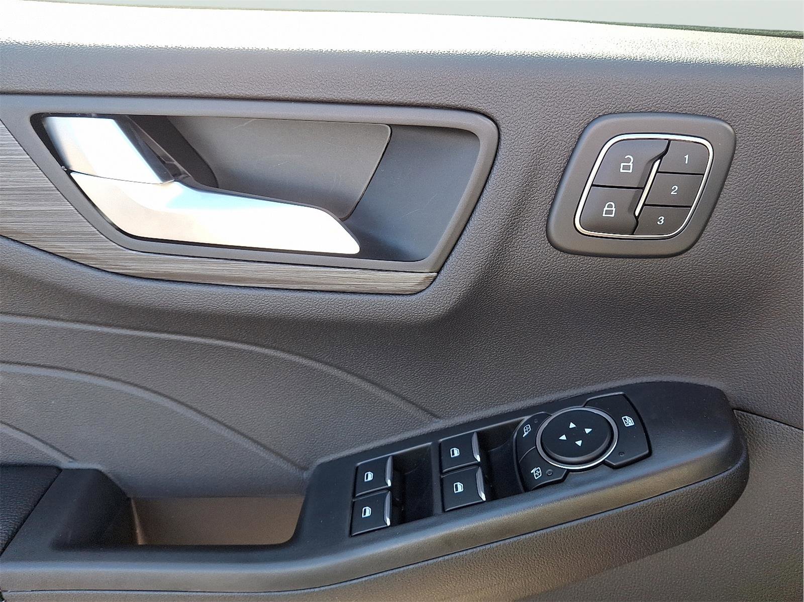 New 2024 Ford Escape SE w/ PHEV Premium Package FWD image 10
