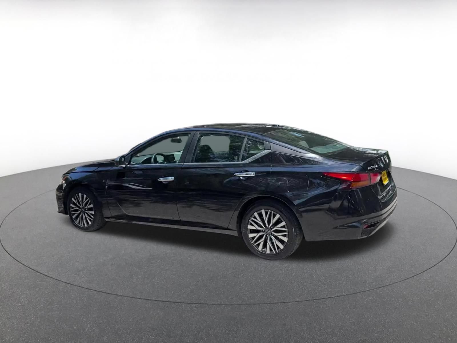 Used 2025 Nissan Altima 2.5 SV FWD image 10