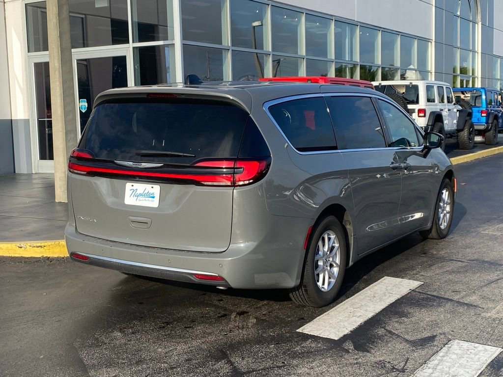 Used 2025 Chrysler Pacifica Select FWD image 9