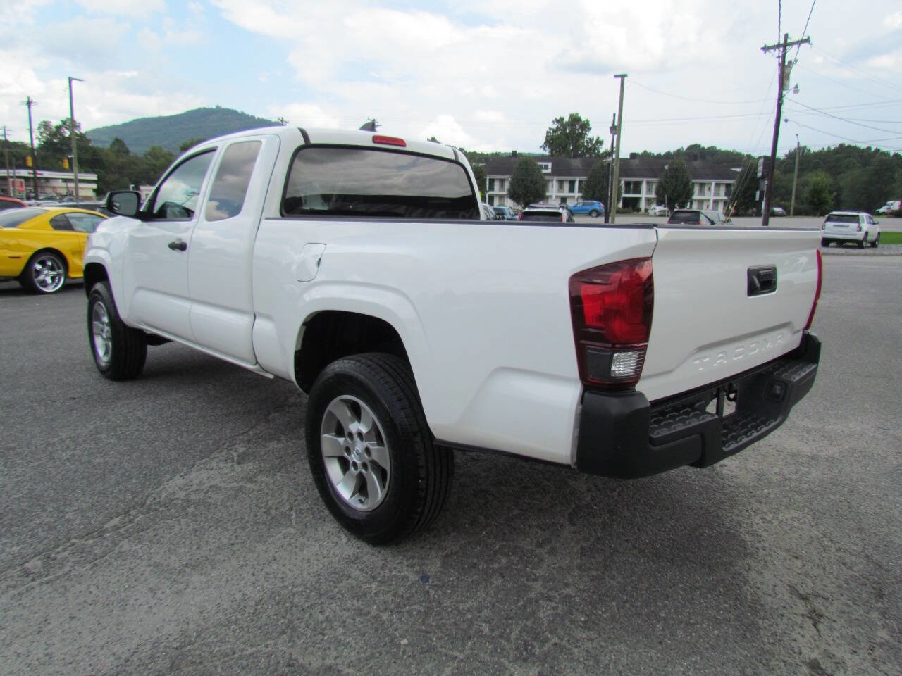 Used 2020 Toyota Tacoma SR image 5