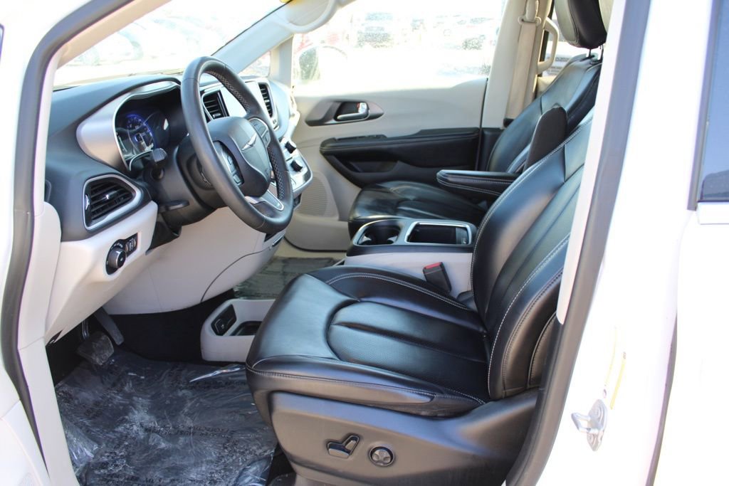 Used 2023 Chrysler Pacifica Touring-L image 15