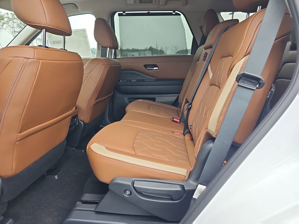 New 2026 Nissan Pathfinder Platinum image 18