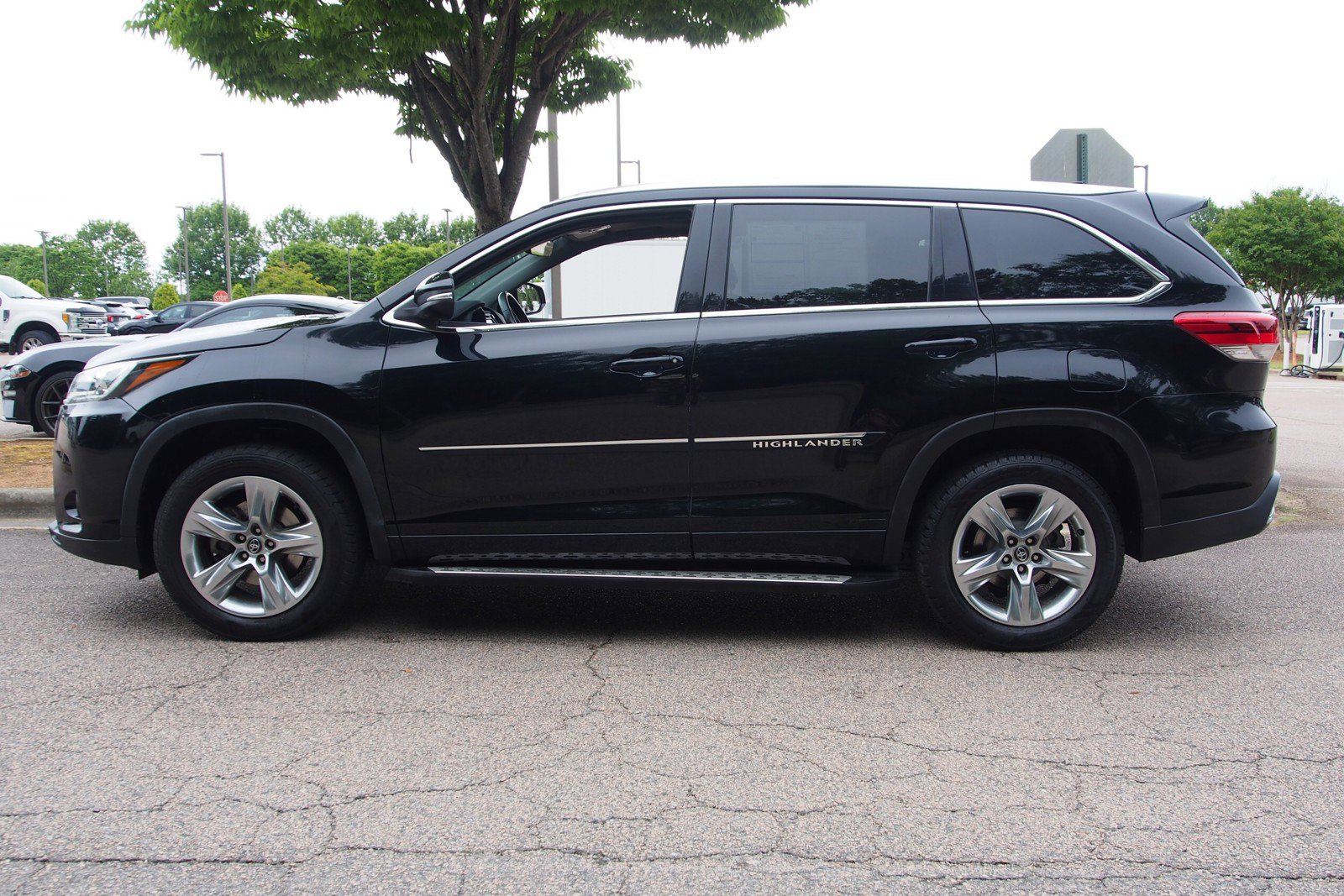 Used 2019 Toyota Highlander Limited FWD image 4