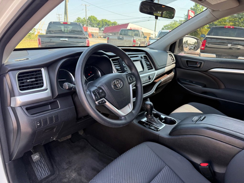 Used 2015 Toyota Highlander LE FWD image 10