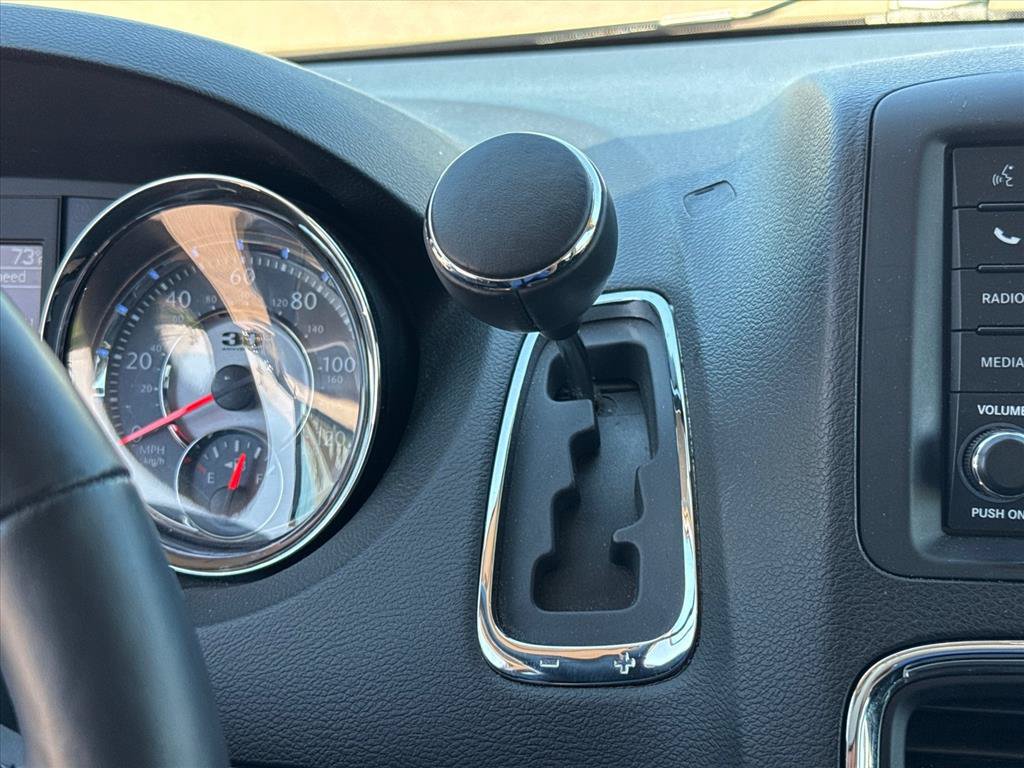 Used 2014 Chrysler Town & Country Touring-L FWD image 24