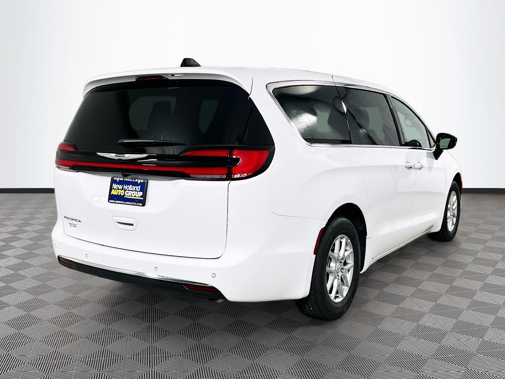 New 2026 Chrysler Pacifica Select FWD image 4