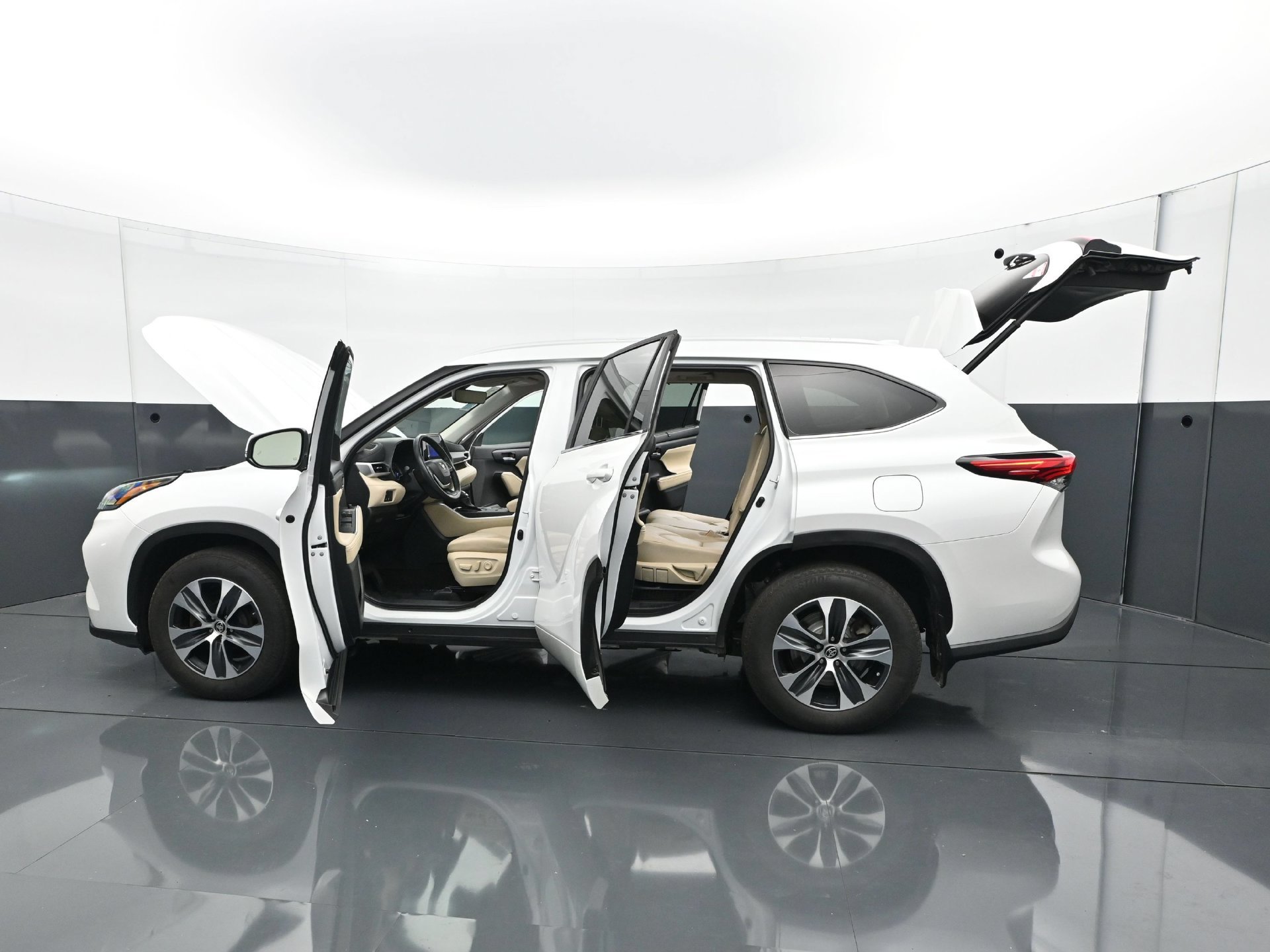 Used 2023 Toyota Highlander XLE AWD/4WD image 29