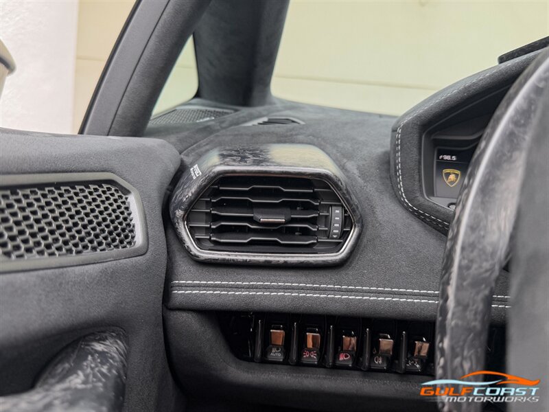 Used 2019 Lamborghini Huracan Performante AWD/4WD image 21
