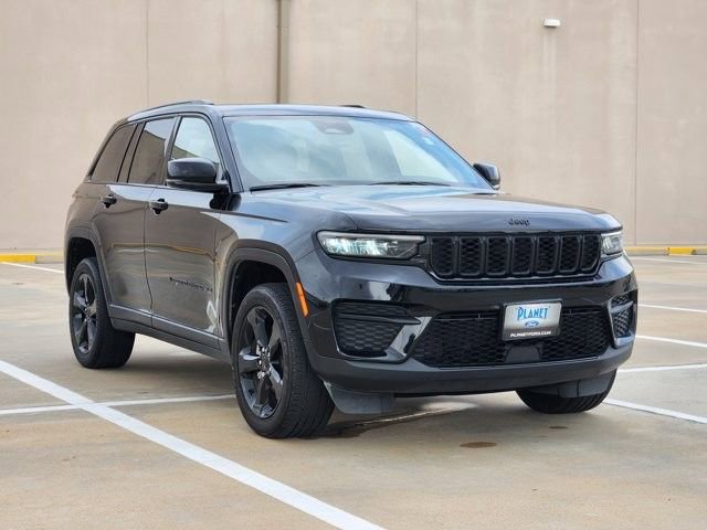 Used 2023 Jeep Grand Cherokee Altitude image 3