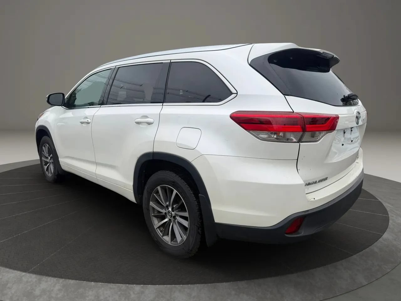 Used 2017 Toyota Highlander XLE w/ Carpet Mat Package AWD/4WD image 7