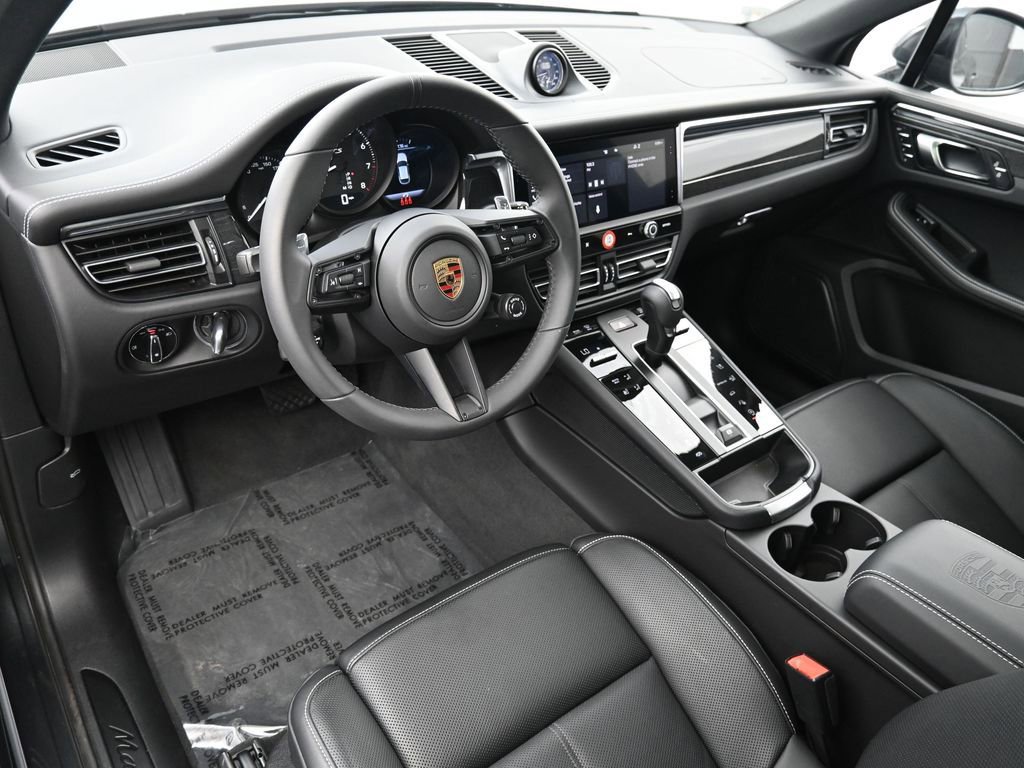 Certified 2025 Porsche Macan GTS image 4