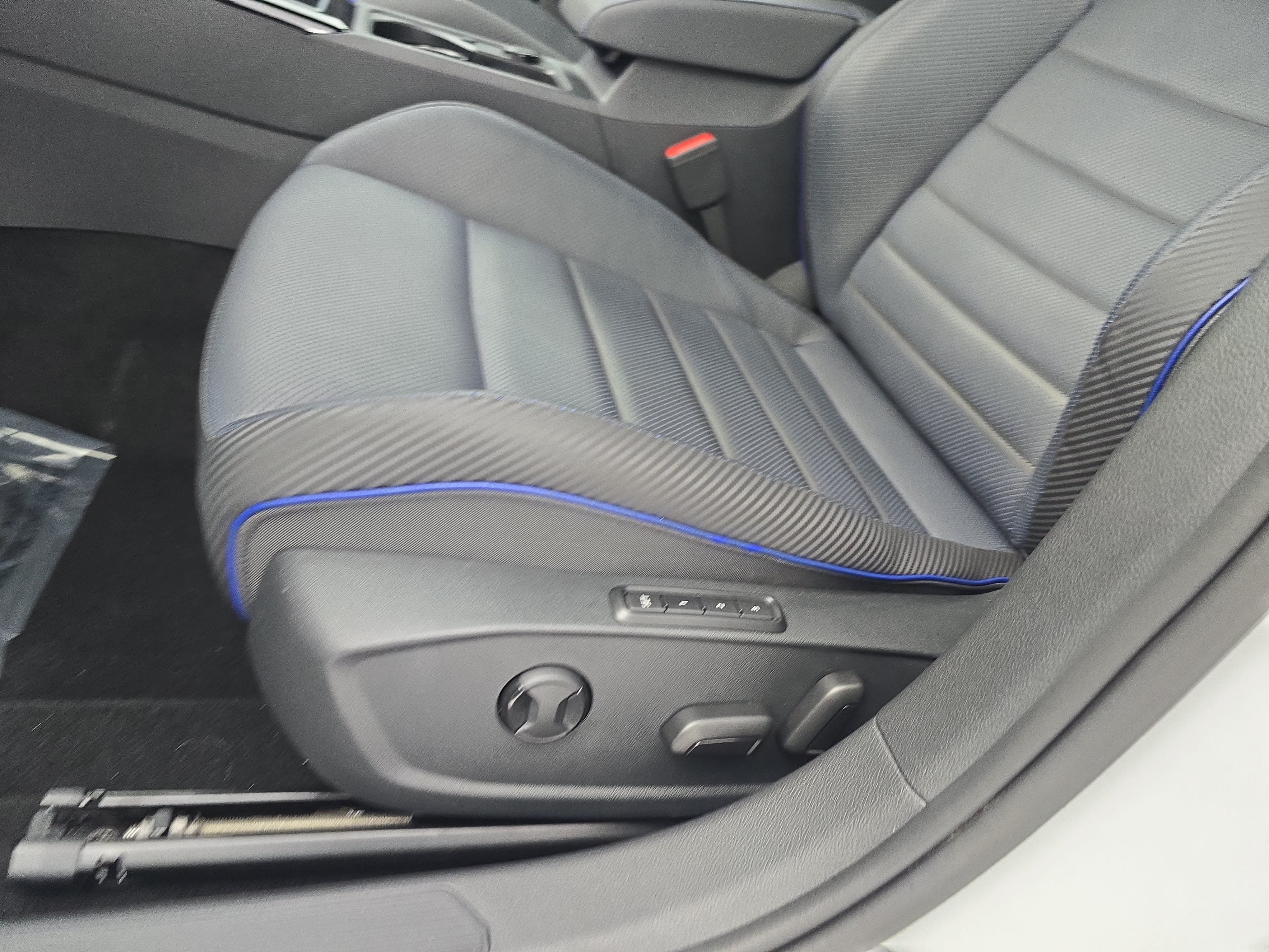 Used 2024 Volkswagen Golf R AWD/4WD image 30