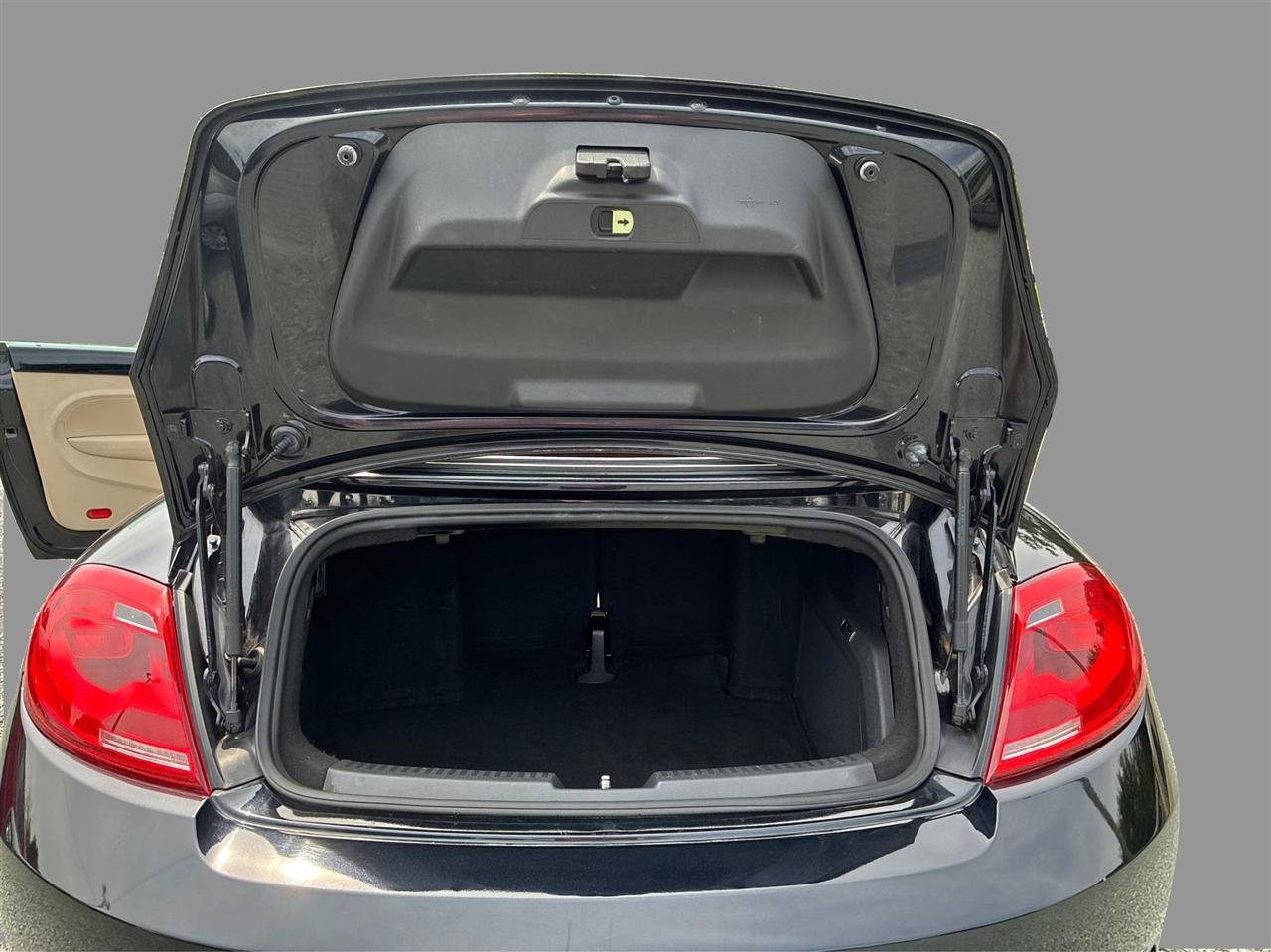 Used 2013 Volkswagen Beetle 2.0T FWD image 14