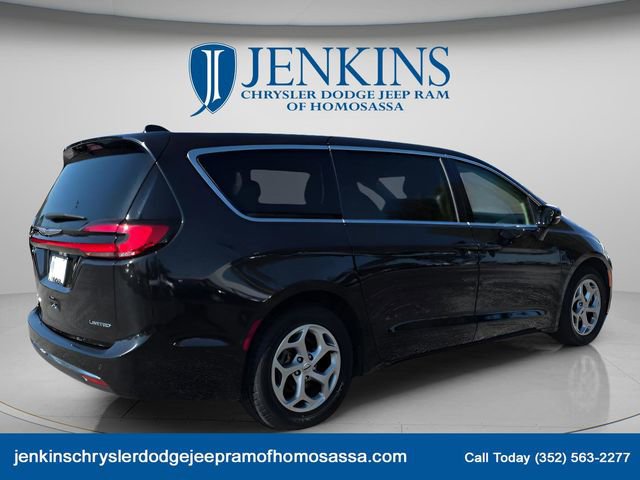 Used 2024 Chrysler Pacifica Limited image 3