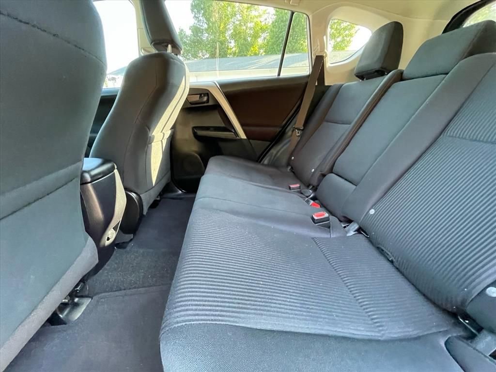 Used 2017 Toyota RAV4 LE FWD image 4