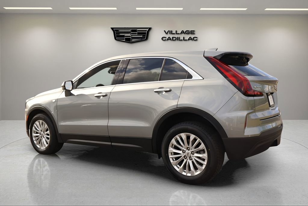 Used 2024 Cadillac XT4 Luxury w/ Cold Weather Package FWD image 3