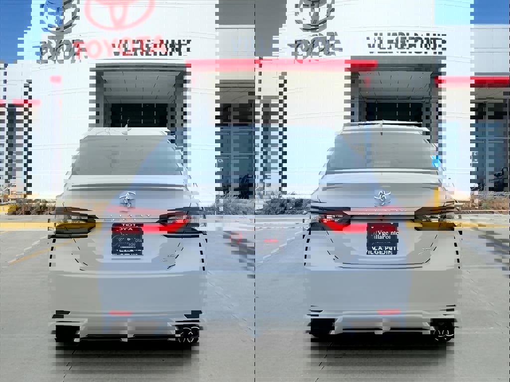 Used 2023 Toyota Camry SE image 4