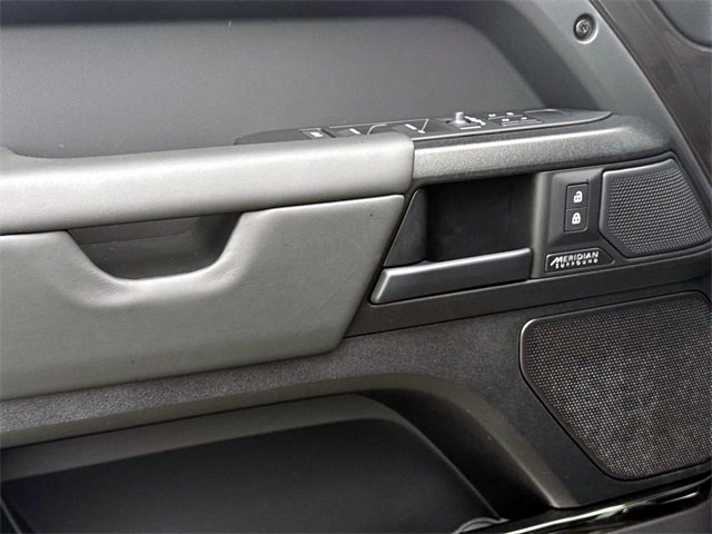 Used 2025 Land Rover Defender 110 image 15