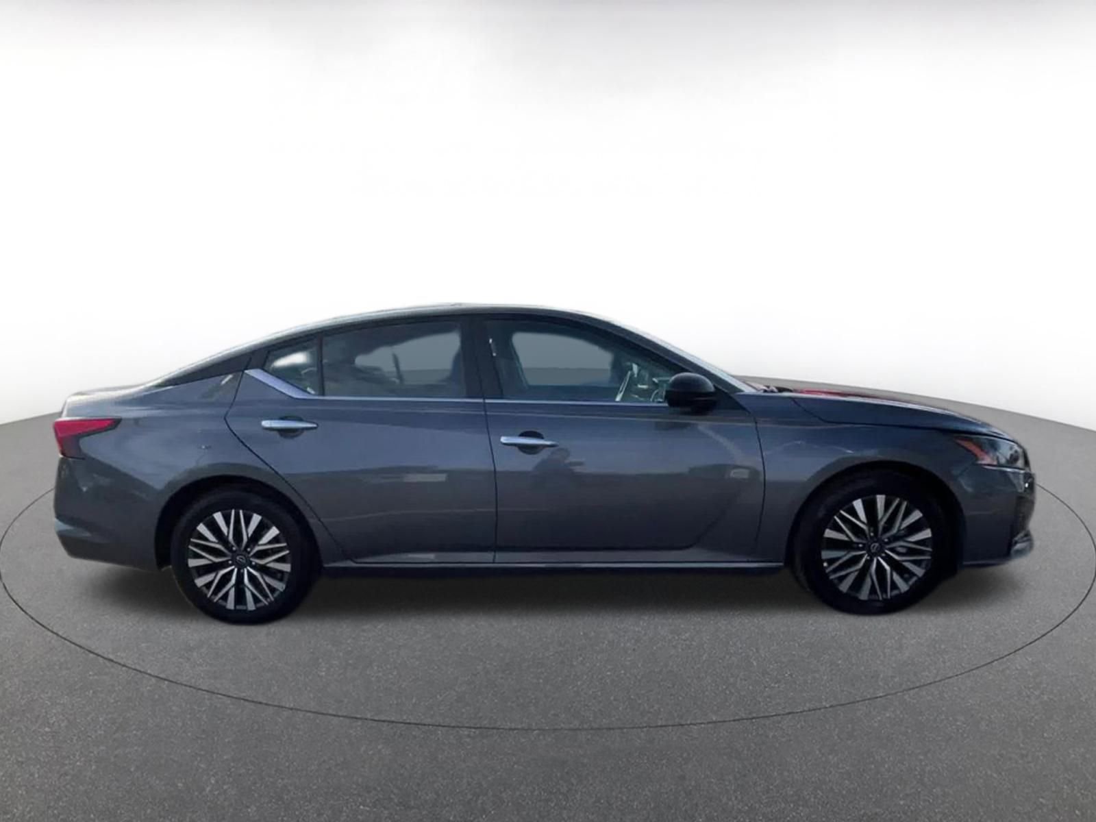 Used 2025 Nissan Altima 2.5 SV image 14