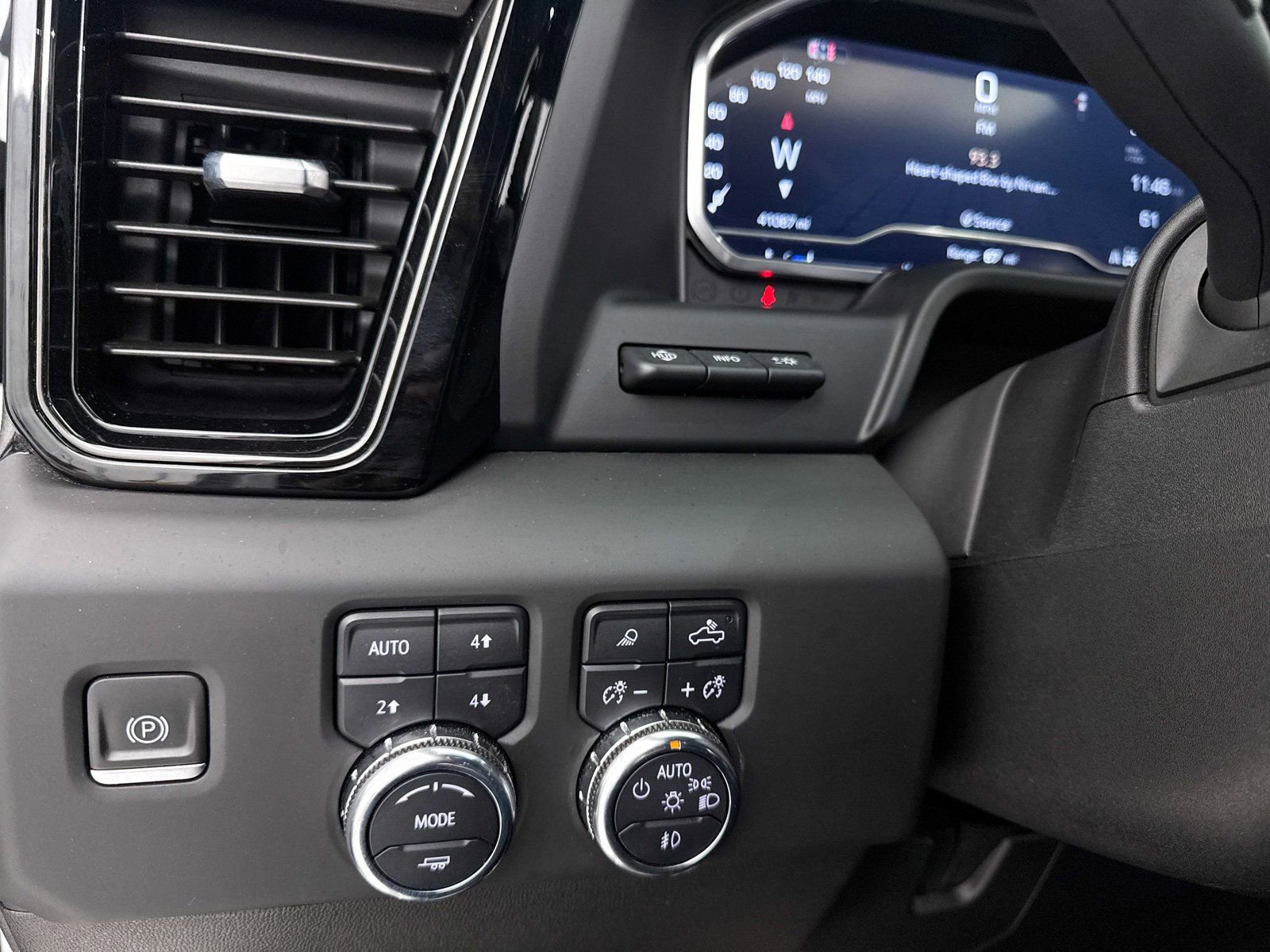 Used 2024 GMC Sierra 2500 AT4 w/ Technology Package image 24