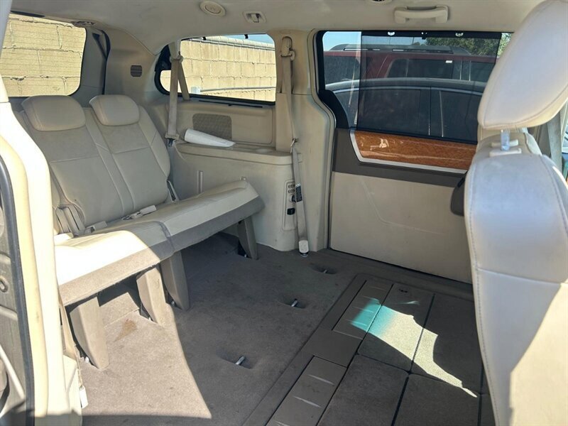 Used 2008 Chrysler Town & Country Limited w/ Entertainment Group #3 FWD image 17