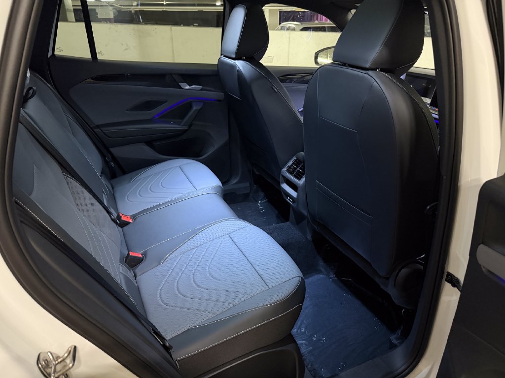 New 2026 Volkswagen Tiguan SE R-Line FWD image 25