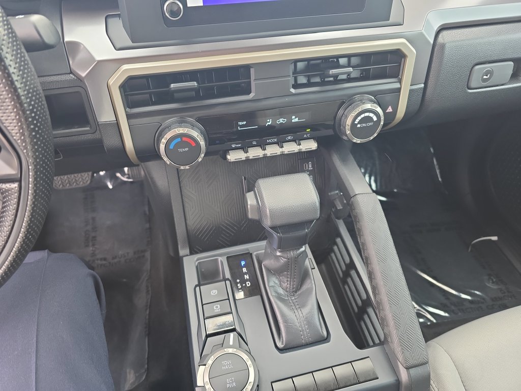 Used 2025 Toyota Tacoma SR5 AWD/4WD image 17
