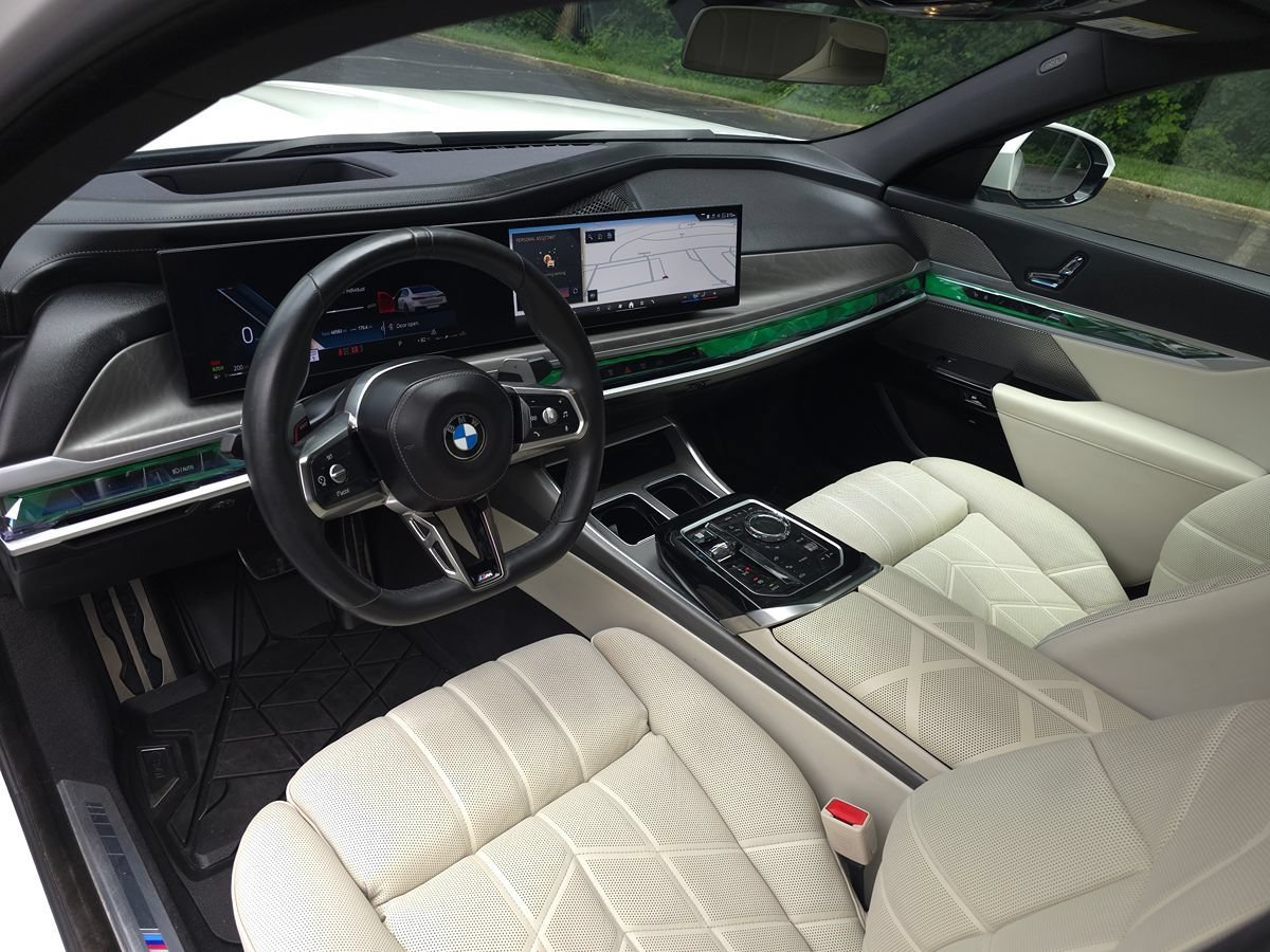 Used 2023 BMW 760i xDrive w/ Parking Assistance Package AWD/4WD image 2