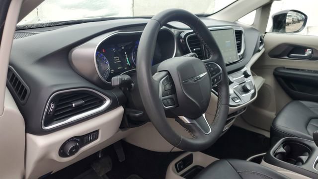 Certified 2024 Chrysler Pacifica Touring-L image 8