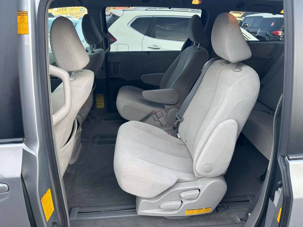 Used 2014 Toyota Sienna LE FWD image 21
