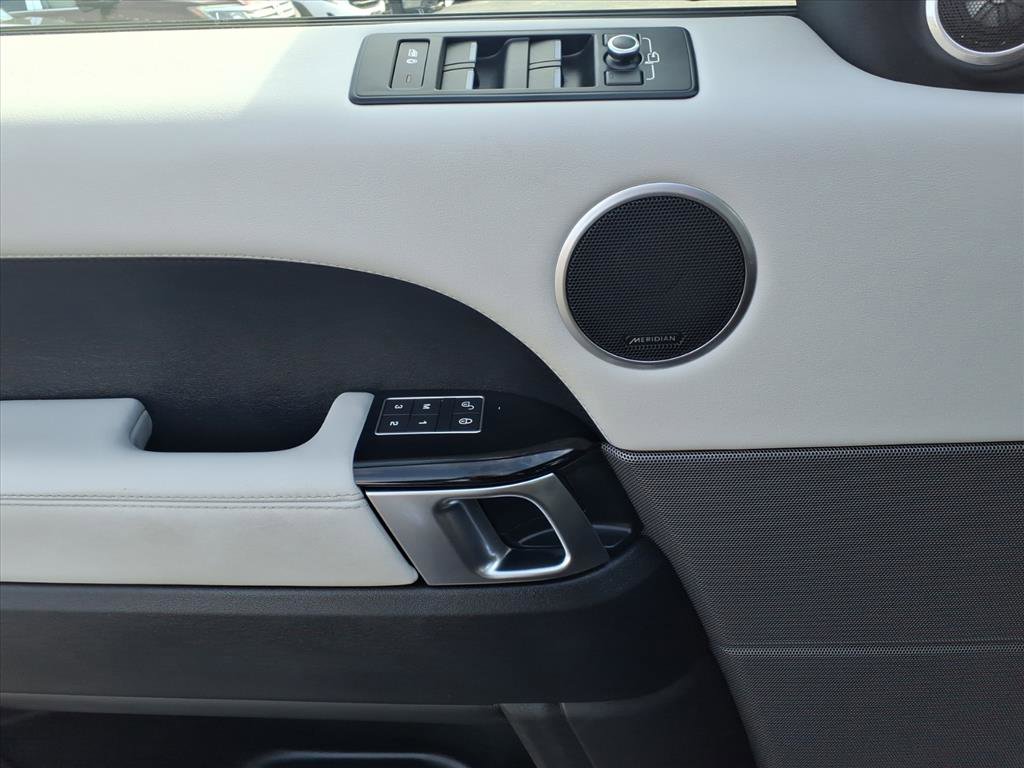 Used 2016 Land Rover Range Rover Sport HSE image 11