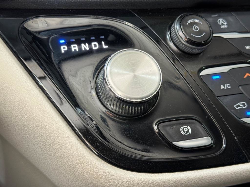 Used 2018 Chrysler Pacifica Touring-L FWD image 19