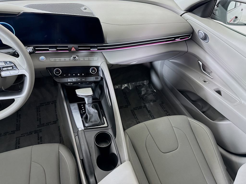 Used 2024 Hyundai Elantra SEL FWD image 25