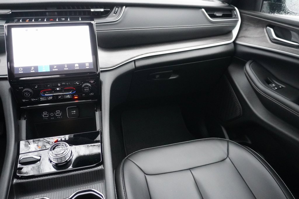 Used 2024 Jeep Grand Cherokee Limited w/ Black Appearance Package image 23