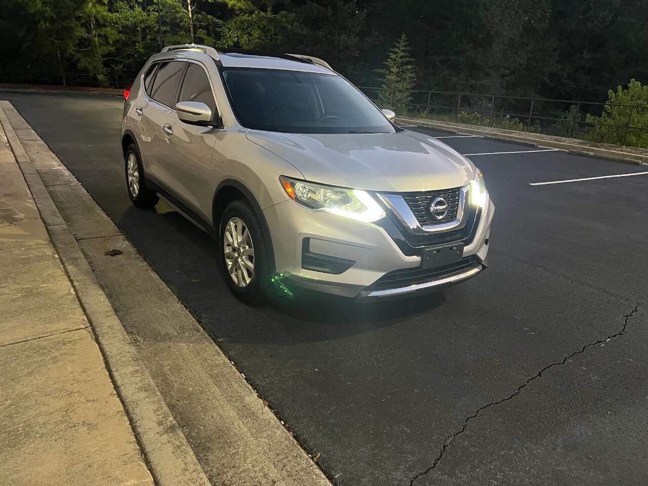 Used 2017 Nissan Rogue SV image 3