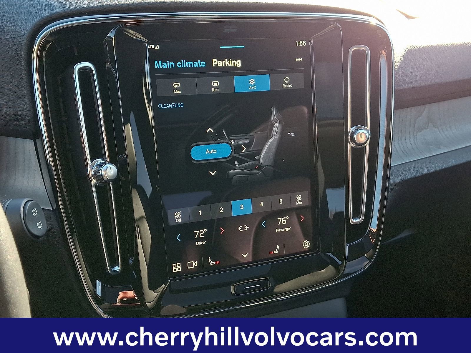 Certified 2025 Volvo XC40 B5 Plus image 17