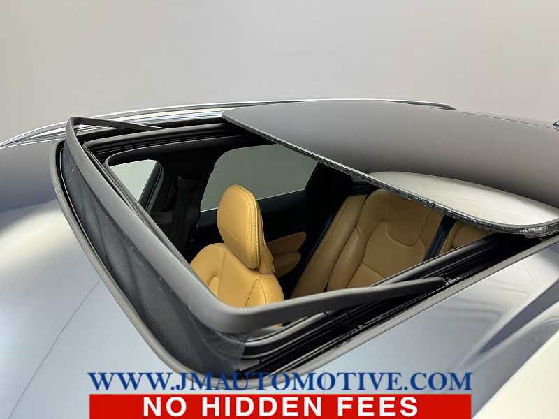 Used 2020 Volvo XC60 T6 Inscription w/ Protection Package AWD/4WD image 10