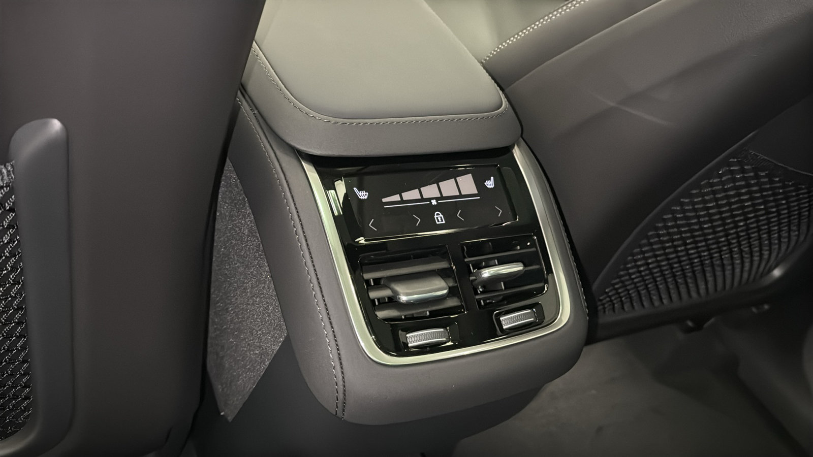 New 2027 Volvo XC90 B6 Ultra AWD/4WD image 28