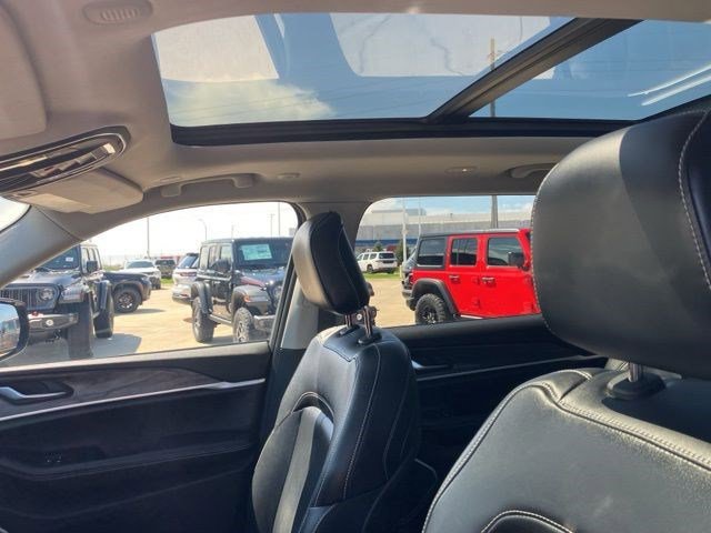Certified 2023 Jeep Grand Cherokee L Limited AWD/4WD image 13