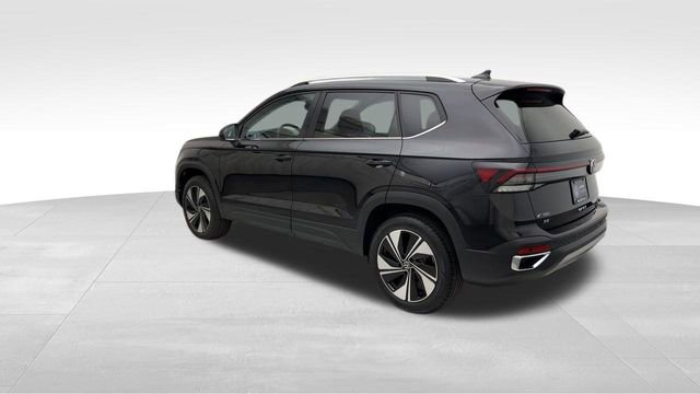 Certified 2025 Volkswagen Taos SE image 5