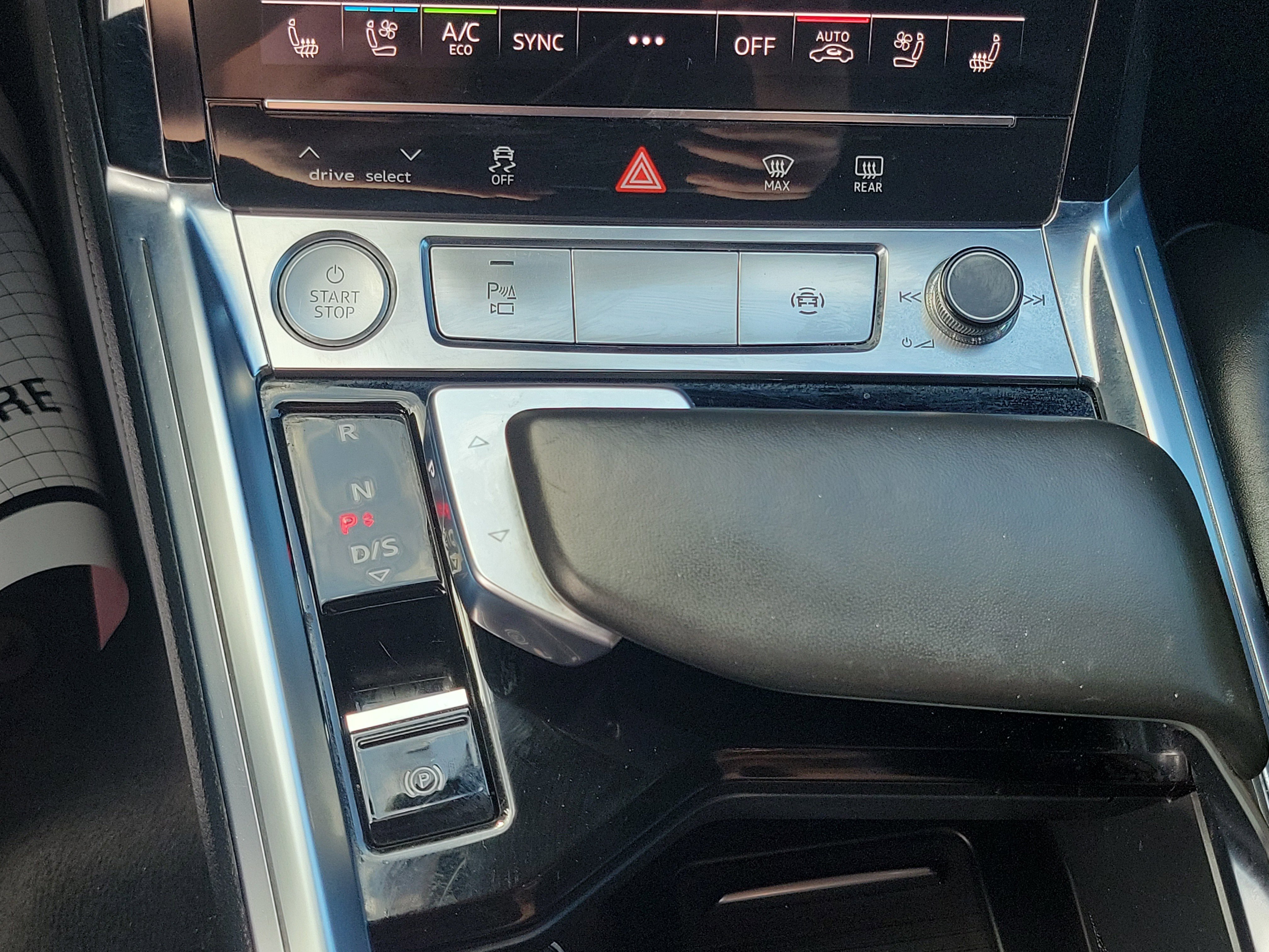 Used 2019 Audi e-tron Prestige w/ Prestige Package AWD/4WD image 15