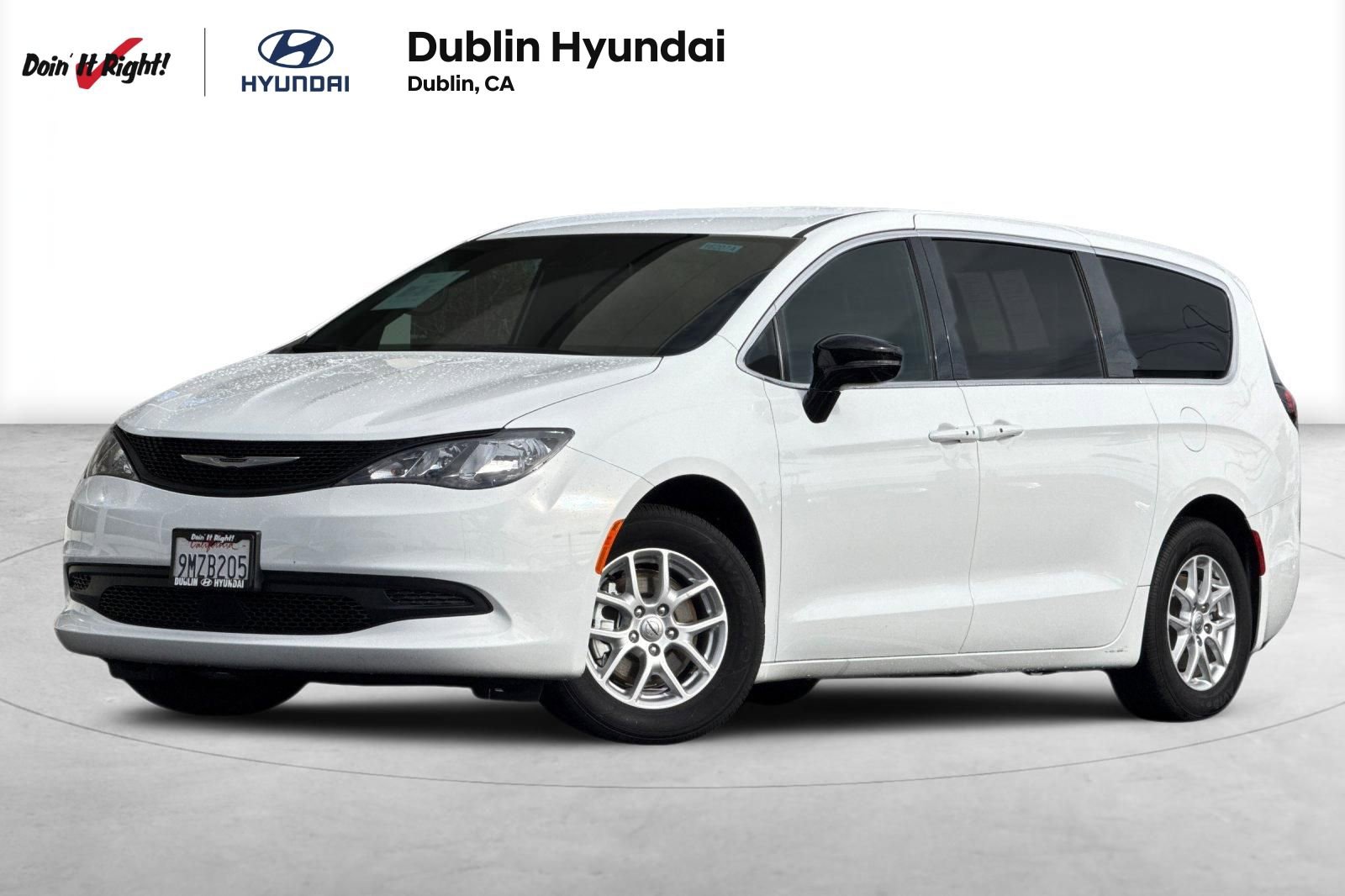 Used 2025 Chrysler Voyager LX image 1